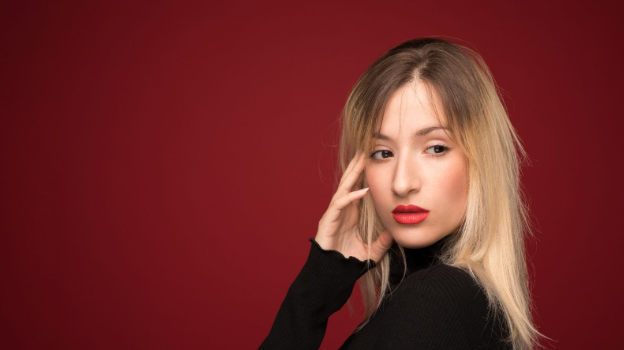 women with layered haircut